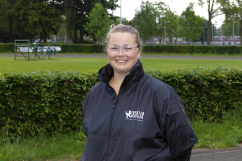 Trainer Caren met skeeleraars naar Special Olympics