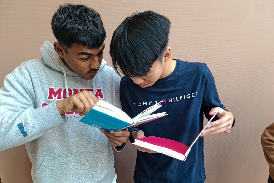 2 leerlingen die in boek lezen