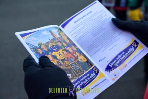 Handleiding ‘Samen sterk langs de lijn’ uitgereikt bij verenigingen