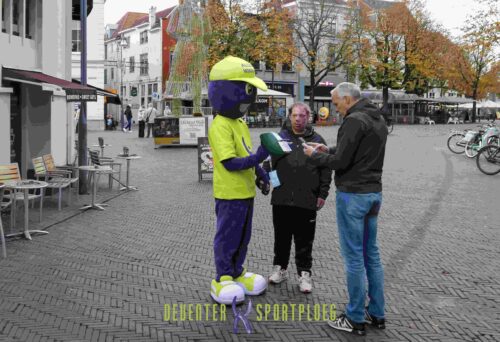 Sporters Deventer Sportploeg collecteren voor Het Gehandicapte Kind