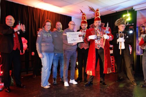 Prachtige cheque voor Deventer Sportploeg van Deventer carnavalisten
