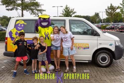 Coassistenten wassen auto’s voor Deventer Sportploeg!